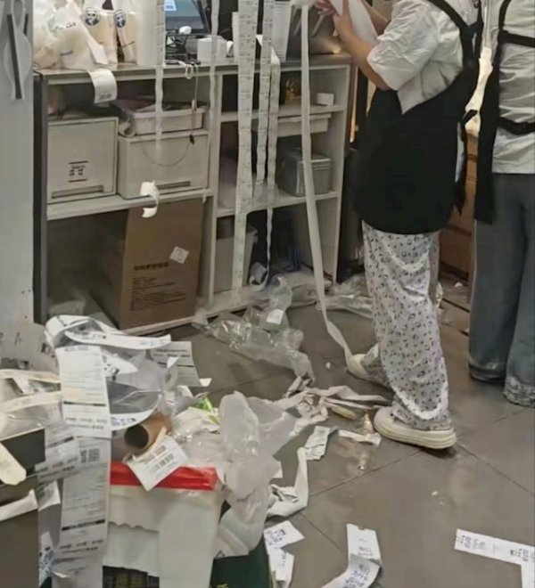 牛小散 大爆单！外卖大战补贴升级 骑手1天赚了1700元