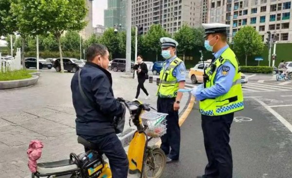 万光证券 4亿车主注意！2025电动车上路必备“5大件”，驾照、保险缺一不可
