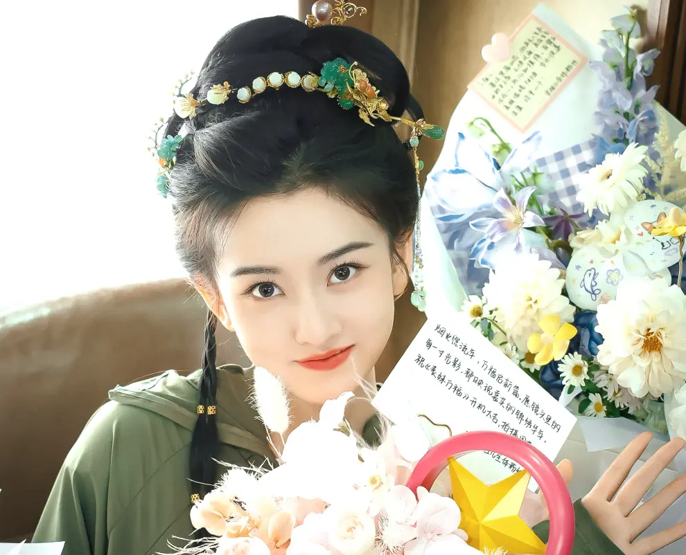 立盟策略 宋祖儿《表妹万福》未播先火！新造型让人惊艳，笑容灵动太治愈！